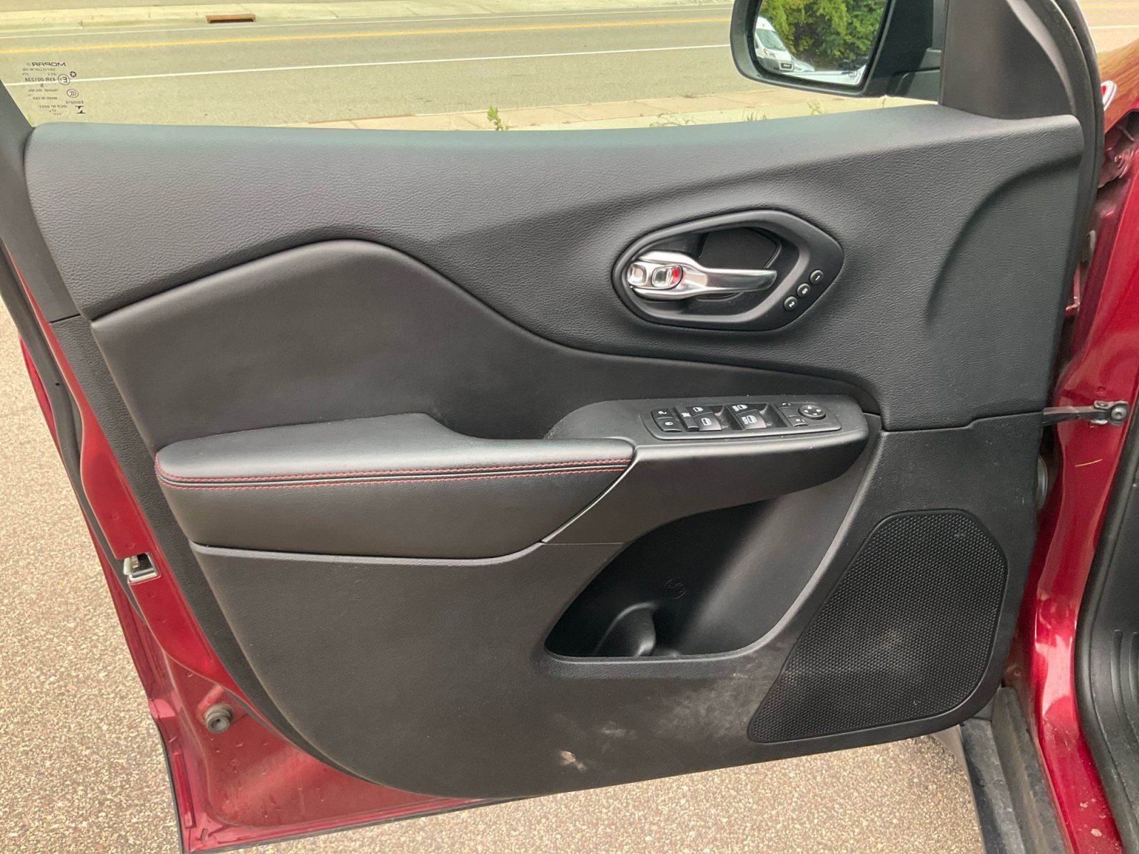 Used 2019 Jeep Cherokee Trailhawk AWD/4WD image 34