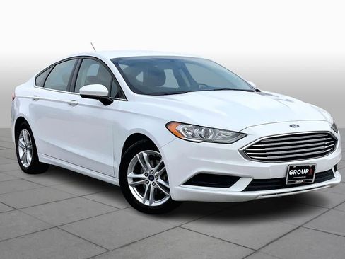 Used 2018 Ford Fusion SE image 2