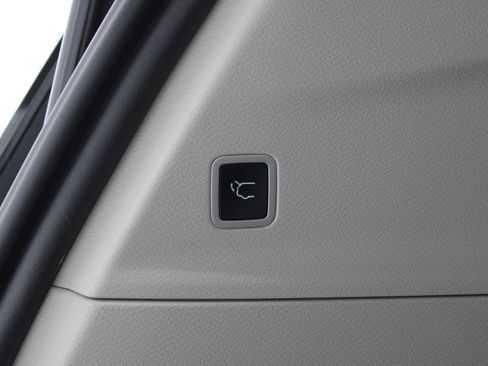 Used 2023 Chrysler Pacifica Limited FWD image 21