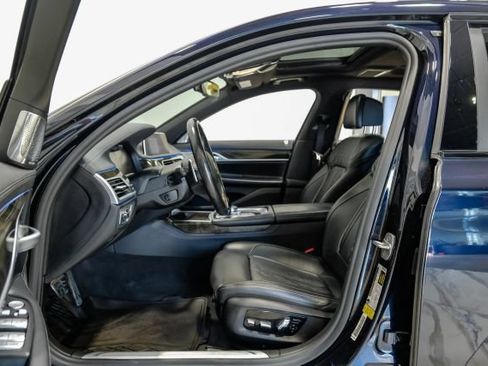 Used 2021 BMW 740i w/ M Sport Package RWD image 5