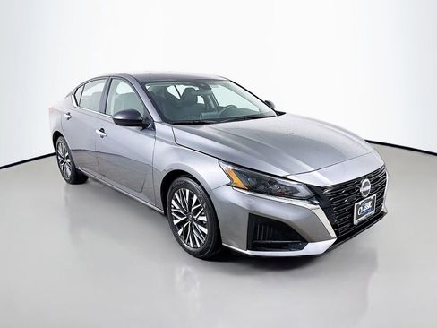 Used 2025 Nissan Altima 2.5 SV image 1