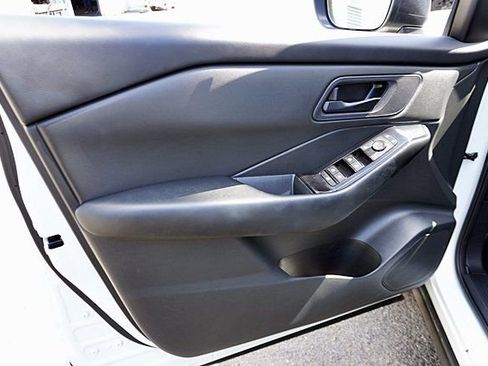Used 2025 Nissan Rogue S image 22