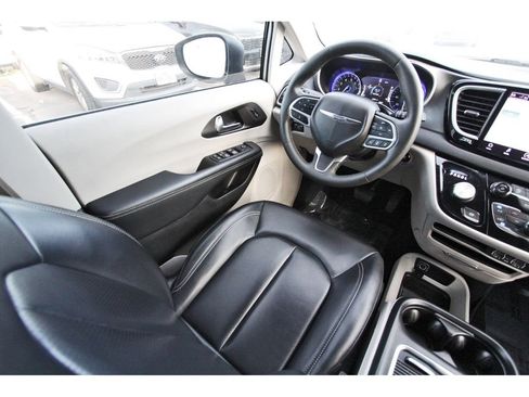 Used 2023 Chrysler Pacifica Touring-L FWD image 8