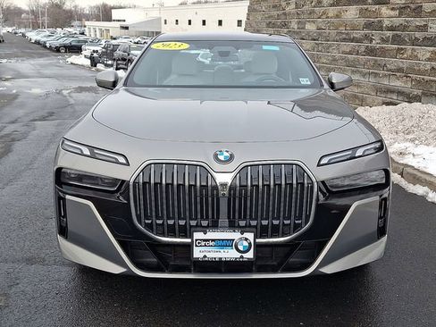 Used 2023 BMW 760i xDrive image 2