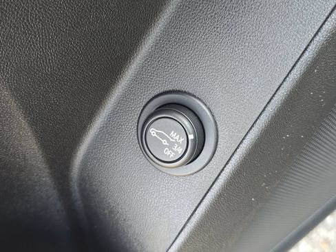 Used 2024 Chevrolet Equinox LT FWD image 27