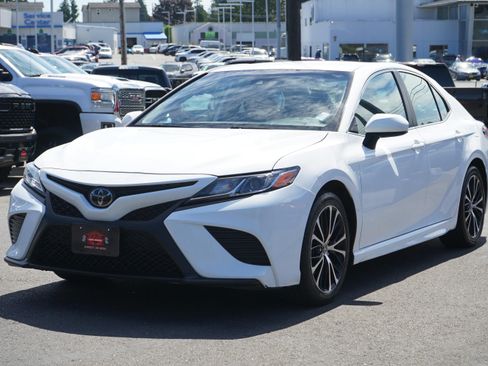 Used 2019 Toyota Camry SE FWD image 1