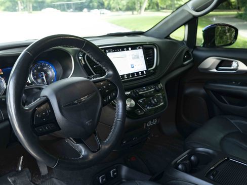 Used 2021 Chrysler Pacifica Touring-L w/ Uconnect Theater Family Group FWD image 16