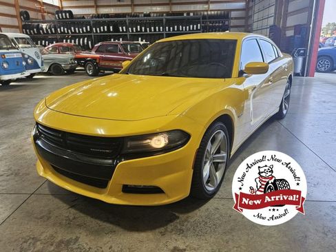 Used 2017 Dodge Charger R/T RWD image 1