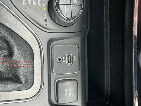Used 2020 Jeep Cherokee Trailhawk AWD/4WD image 17