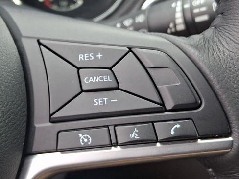 Used 2018 Nissan Rogue SV AWD/4WD image 21