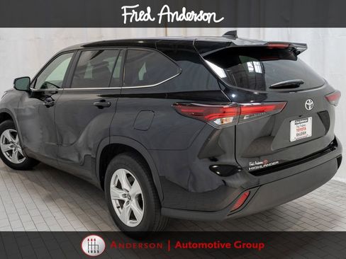 Used 2025 Toyota Highlander LE FWD image 3