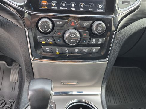 Used 2021 Jeep Grand Cherokee Laredo X AWD/4WD image 28