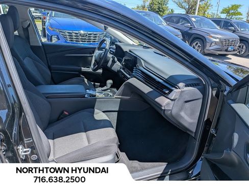 Used 2025 Toyota Camry LE AWD/4WD image 32