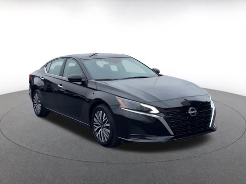 Used 2025 Nissan Altima 2.5 SV image 3