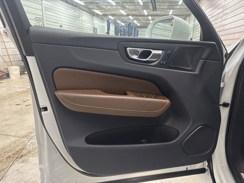 Used 2022 Volvo XC60 B5 Inscription image 11