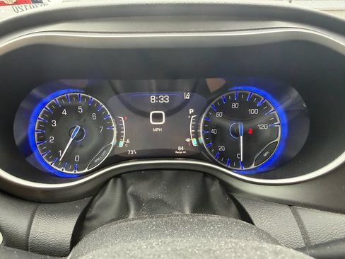Used 2024 Chrysler Pacifica Touring-L FWD image 2