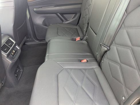 Used 2025 Volkswagen Atlas SE image 16