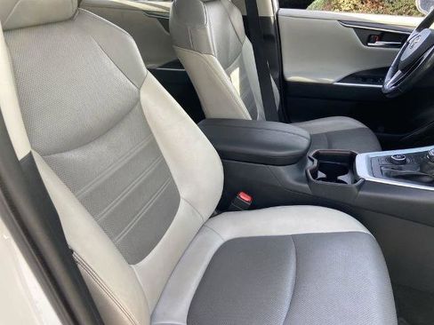 Used 2019 Toyota RAV4 Limited image 25