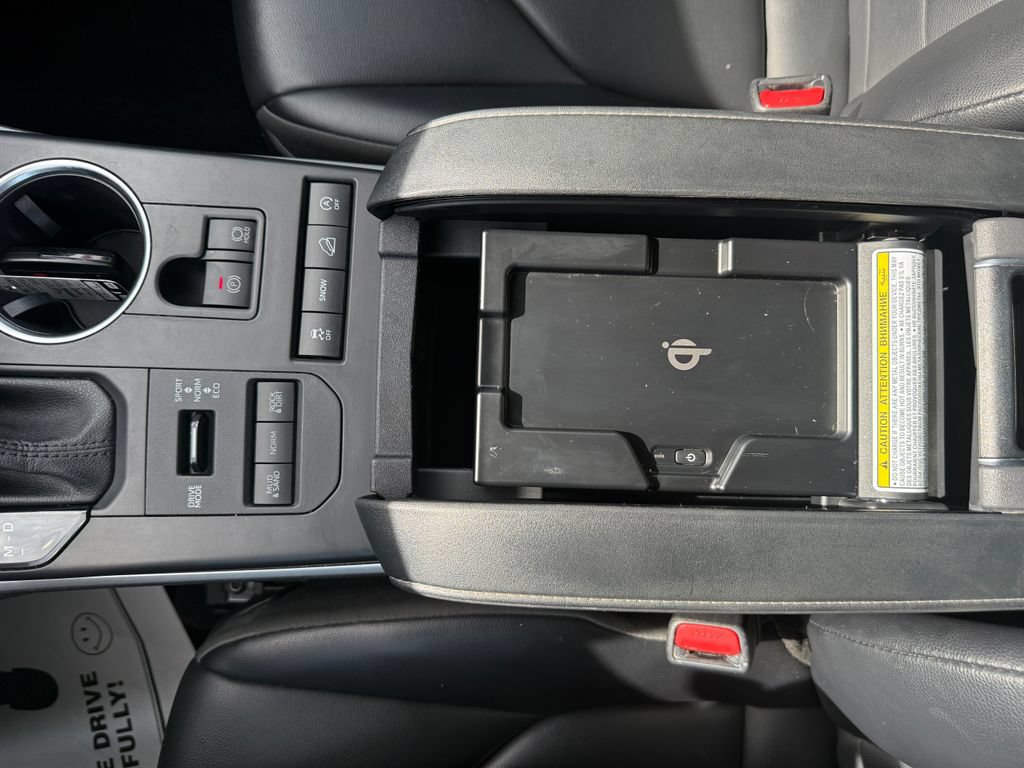 Used 2022 Toyota Highlander XLE AWD/4WD image 38