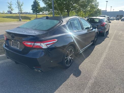 Used 2020 Toyota Camry SE image 4