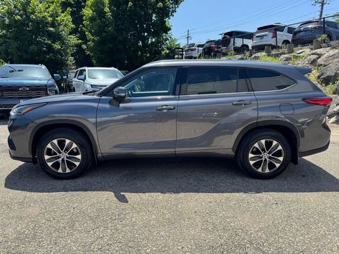 Used 2021 Toyota Highlander XLE AWD/4WD image 3
