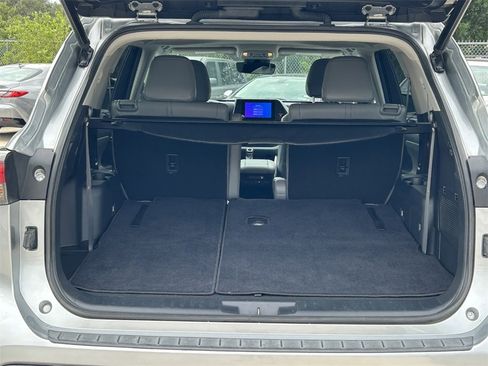 Used 2023 Toyota Highlander XLE image 14