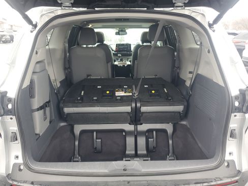 Certified 2024 Toyota Sienna XLE image 8