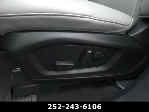 Used 2025 Ford Explorer Active w/ Active Comfort Package RWD image 11