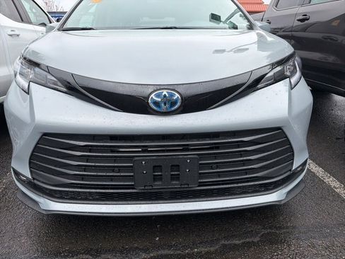 Certified 2025 Toyota Sienna XLE Woodland Edition image 13