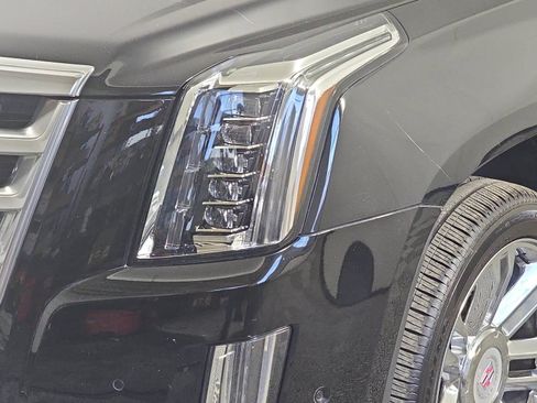 Used 2019 Cadillac Escalade Luxury AWD/4WD image 9