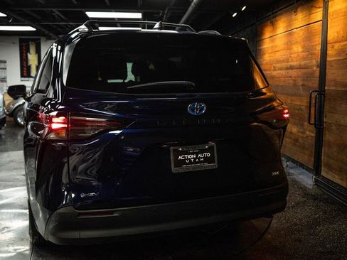 Used 2025 Toyota Sienna XLE w/ XLE Plus Package image 6