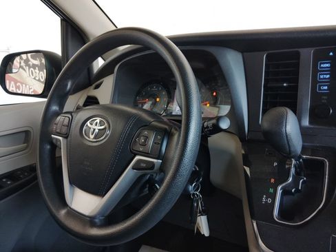 Used 2017 Toyota Sienna L FWD image 24