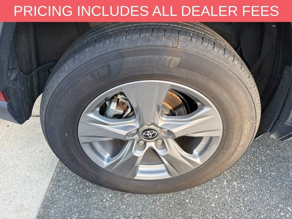 Used 2025 Toyota RAV4 XLE AWD/4WD image 7
