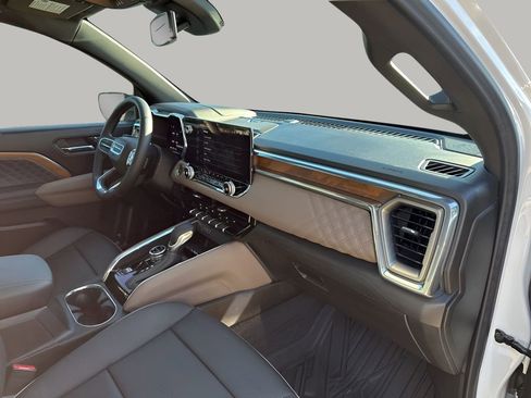 Used 2024 GMC Canyon Denali image 14