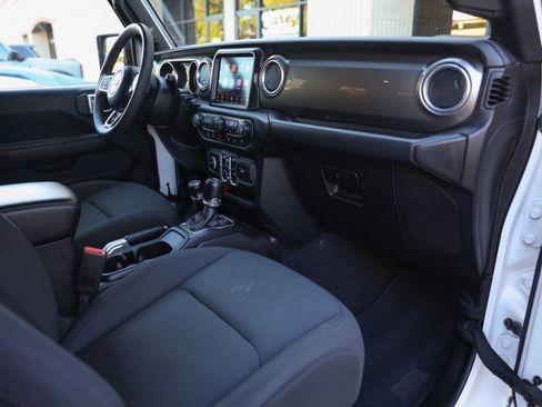 Used 2018 Jeep Wrangler Unlimited Sahara image 22