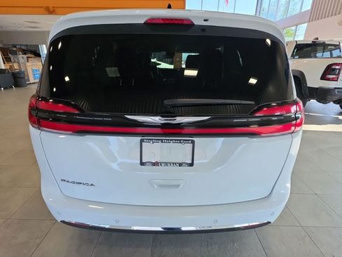 Used 2024 Chrysler Pacifica Touring-L FWD image 9