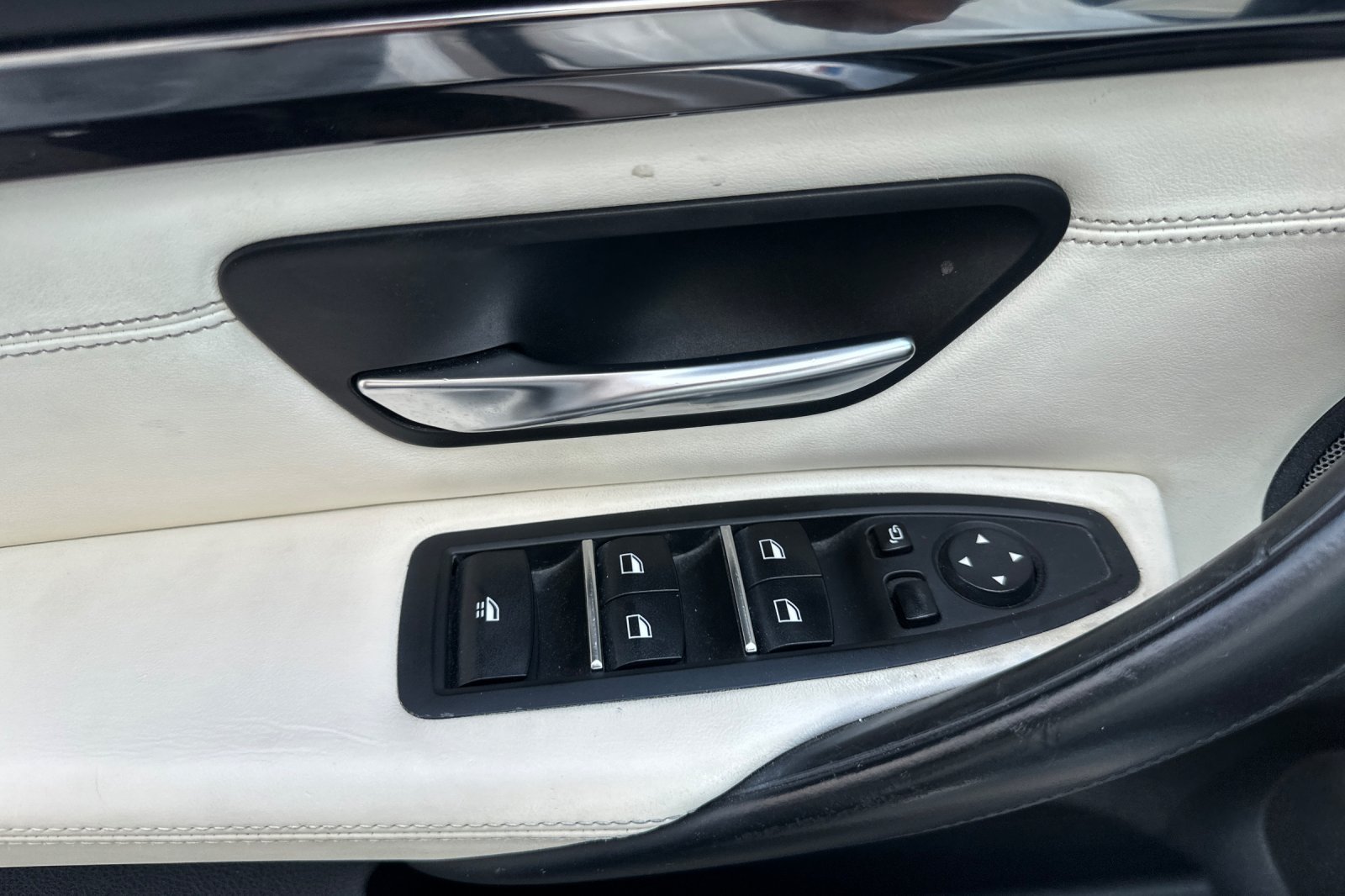 Used 2018 BMW M4 Convertible w/ Executive Package RWD image 12