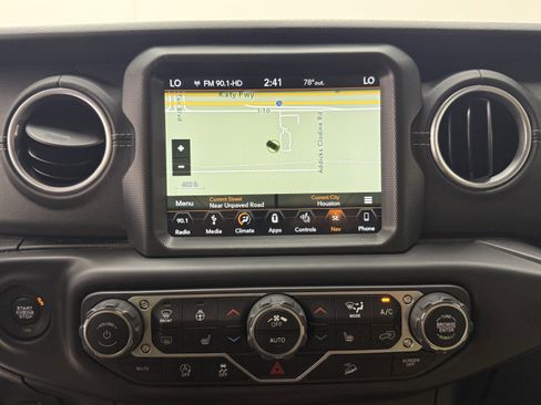 Used 2018 Jeep Wrangler Unlimited Sahara AWD/4WD image 19