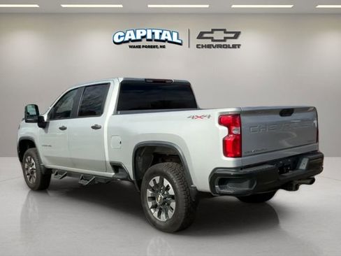 Used 2021 Chevrolet Silverado 2500 Custom w/ Custom Value Package image 3