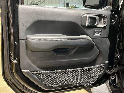 Used 2018 Jeep Wrangler Unlimited Sahara AWD/4WD image 12