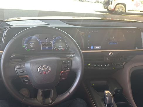 Used 2023 Toyota Crown Limited image 25