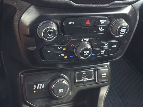 Used 2023 Jeep Renegade Altitude image 20
