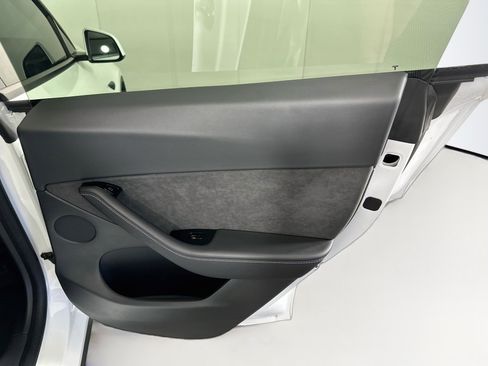 Used 2021 Tesla Model Y Long Range AWD/4WD image 31