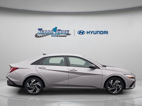 Certified 2025 Hyundai Elantra Sport image 8