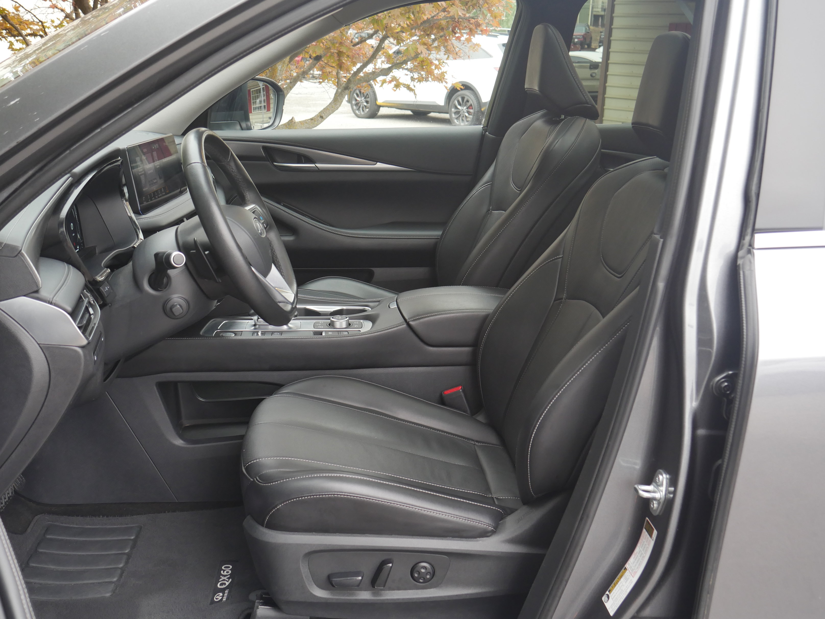 Used 2025 INFINITI QX60 Luxe AWD/4WD image 3