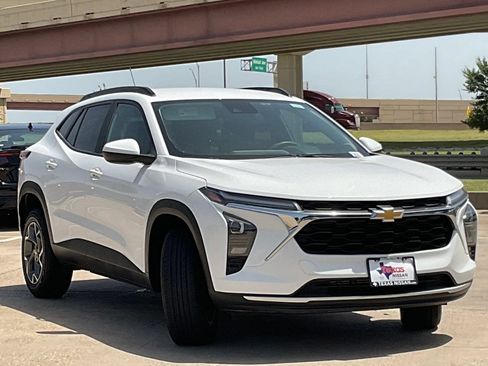 Used 2025 Chevrolet Trax LT FWD image 3