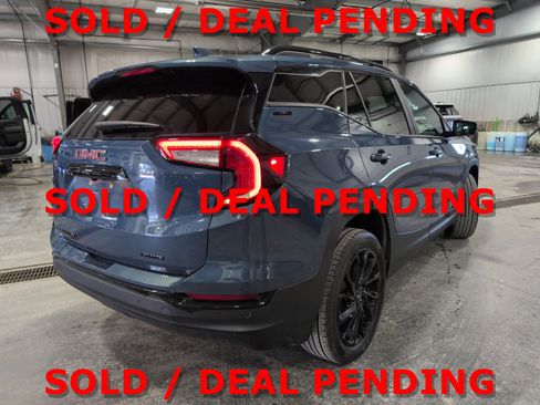 Used 2024 GMC Terrain SLE w/ Driver Convenience Package image 3