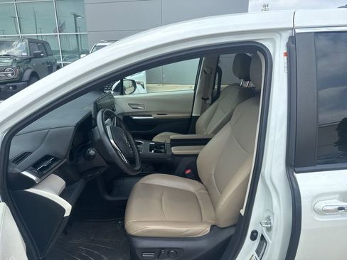 Used 2021 Toyota Sienna XLE FWD image 2