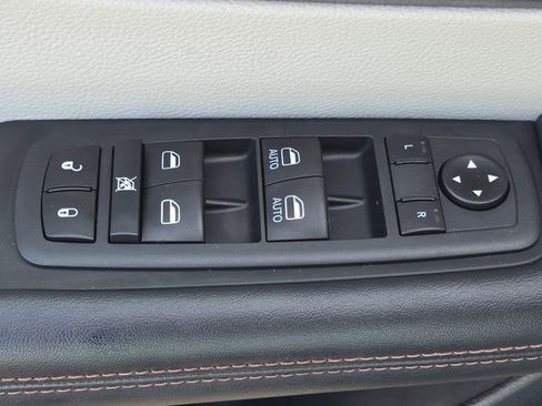 Used 2020 Chrysler Pacifica Touring-L image 23