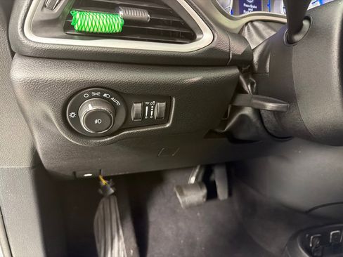 Used 2020 Chrysler Pacifica Touring-L AWD/4WD image 13